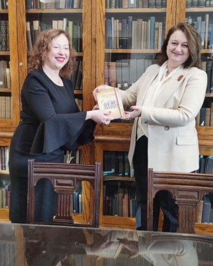 Посланик Гергана Караджова посети Националната библиотека на Ирландия