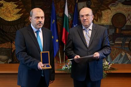 Министърът на външните работи Николай Милков връчи почетния знак на МВнР „Златна лаврова клонка“ на Иван Тодоров, доктор на икономическите науки и управител на Еуратек ООД