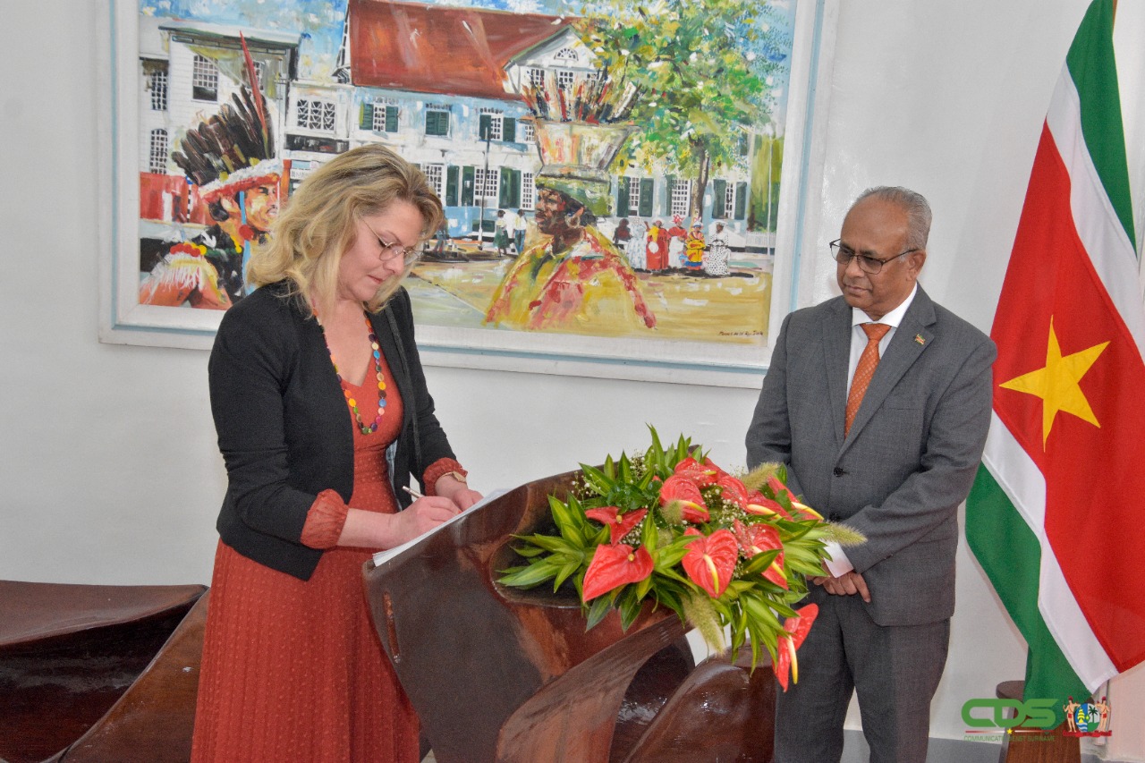 Посланик Божидара Сърчаджиева връчи копия на акредитивните си писма на среща с Министъра на външните работи на Суринам Посланик Алберт Рамдин 