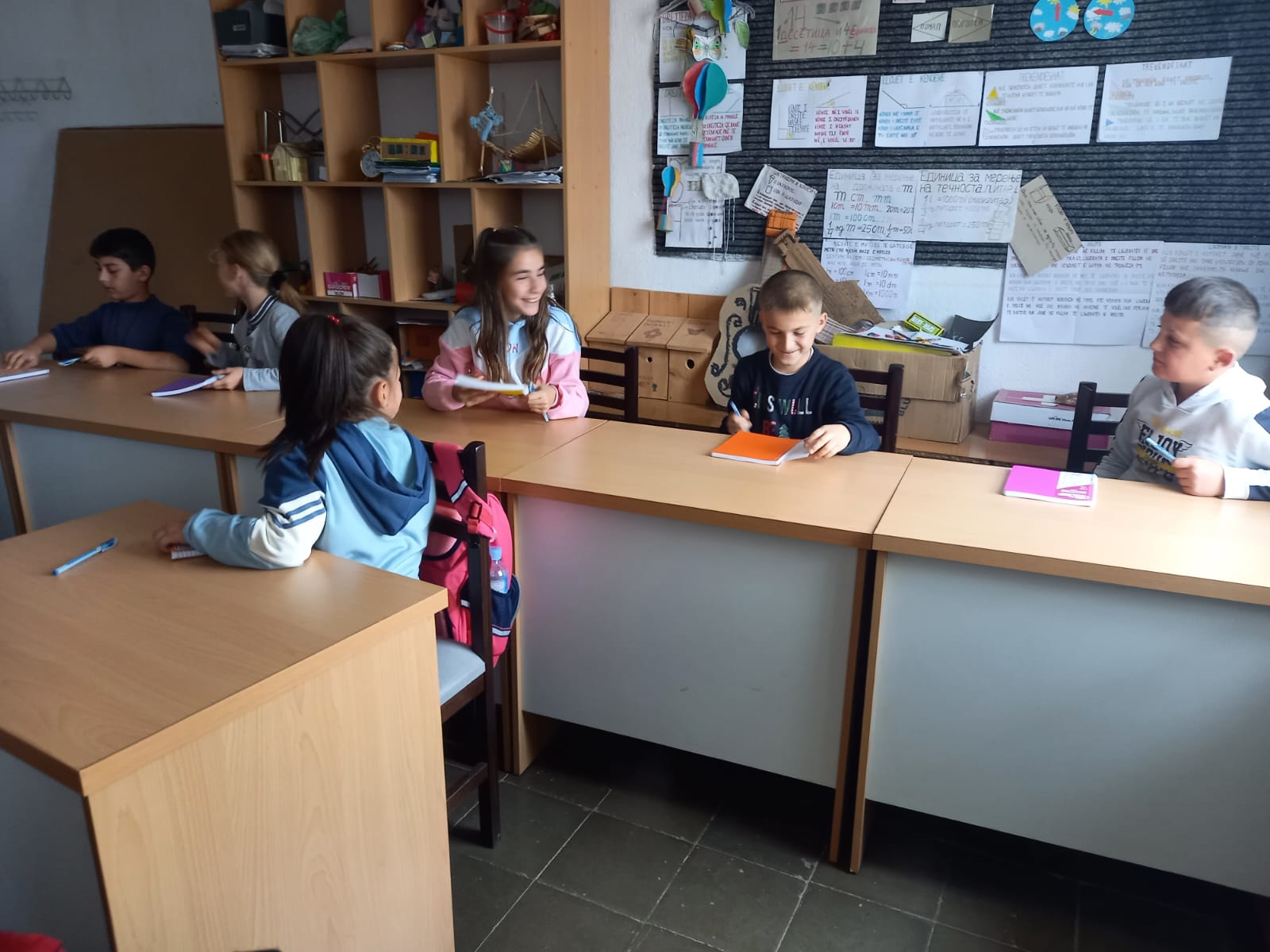 България обнови класни стаи в района на Пустец, област Корча