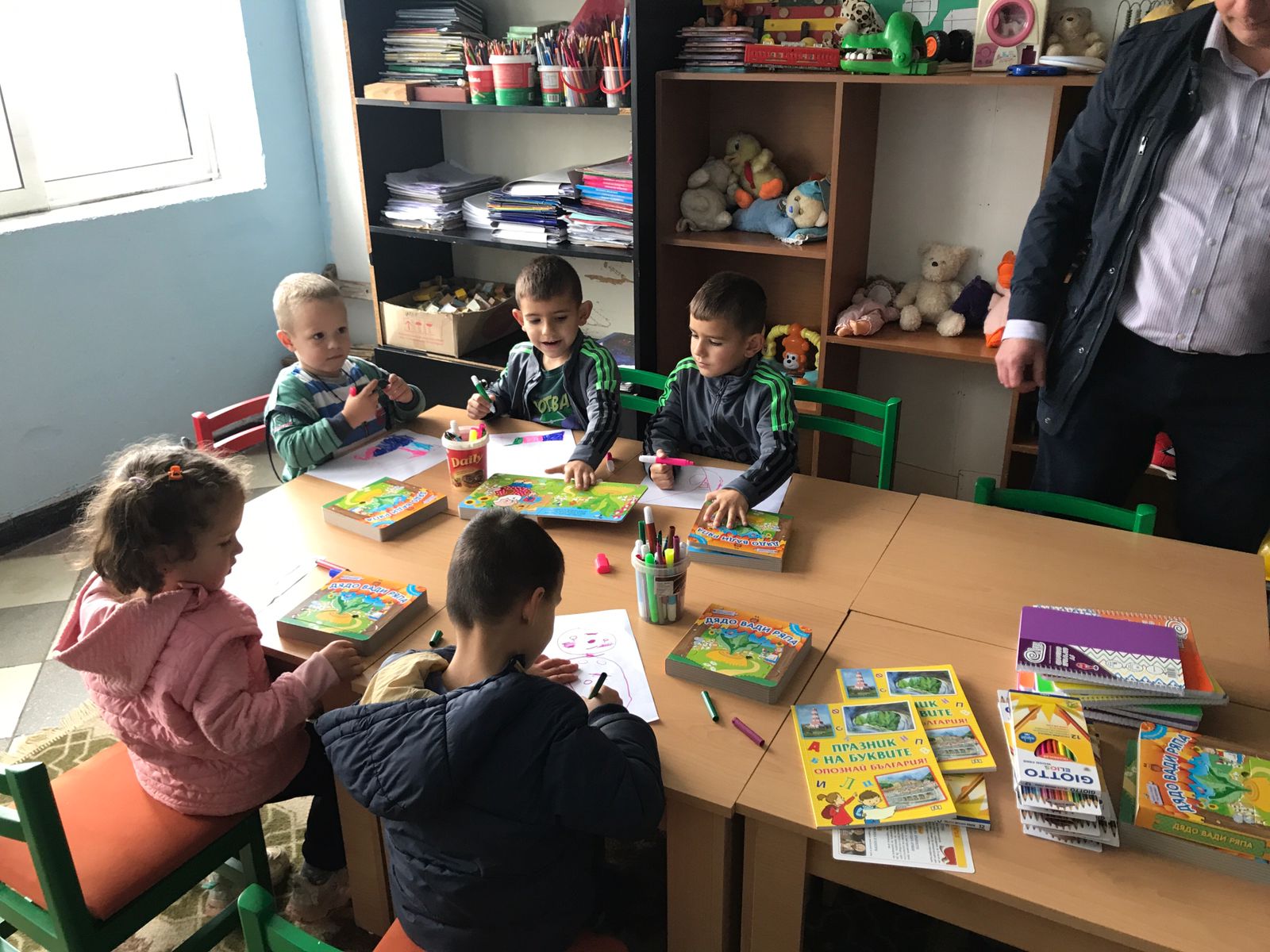 България обнови класни стаи в района на Пустец, област Корча
