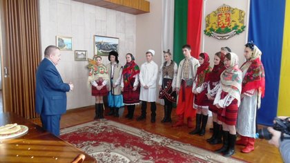 Ученици от Украйна изпълниха ритуала „Коледуване“ в посолството на Република България в Киев
