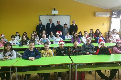Посолството в Белград раздадени коледни пакети за ученици, изучаващи български език в училища Автономна област Войводина