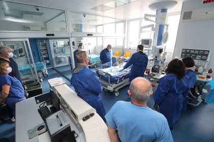 Министрите Николай Милков и Буяр Османи посетиха пострадалия българин от Северна Македония, който е настанен за лечение във Военномедицинска академия