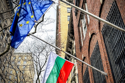 Българският национален флаг пред Генералното консулство на България в Ню Йорк бе свален на половин мачта в израз на съпричастност към турския народ след разрушителните земетресения