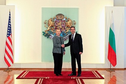 ИСТОРИЯ: Държавният секретар на САЩ Хилъри Клинтън провежда официално посещение в България на 5 февруари 2012 г.