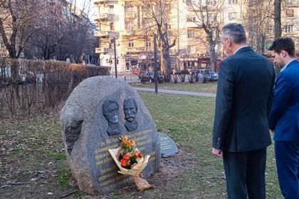 Посланик Петко Дойков положи цветя пред паметника на Васил Левски в Белград