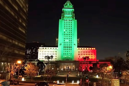 Сградата на общината на Лос Анджелис беше осветена в цветовете на българското национално знаме на 3 март 2022 г.