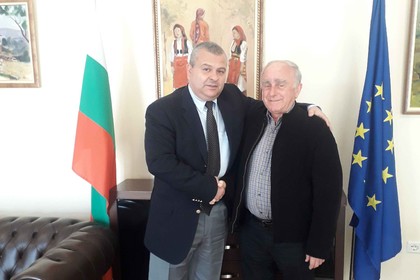 Ambasadori Ivaylo Kirov u takua me kryetarin e shoqatës “Prosperitet Golloborda” Haxhi Pirushi